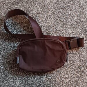 black lululemon belt bag with gold LULULEMON EVERYWHERE BELT BAG 1L BEST SELLER BLACK/GOLD/ WHITE OPAL  3,190 ONLY  Half DP required to reserve the item Batch 14: EDA MID  NOV Price is inclusive of sales tax, international